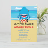 Kijk uit voor haaien...stranduitnodiging kaart (Staand voorkant)