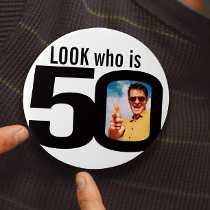 Kijk wie 50 foto zwart-wit knop / badge is ronde button 7,6 cm