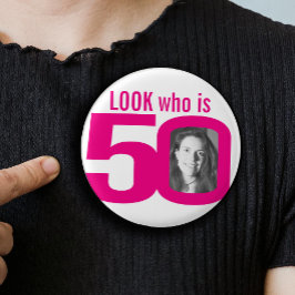 Kijk wie 50 is foto roze op wit ronde button 3,2 cm