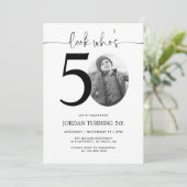 Kijk wie 50 is | Foto uitnodiging 50e verjaardag (Staand voorkant)