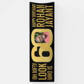Kijk wie 60 60ste verjaardagsfeest foto zwart goud spandoek (Verticaal)