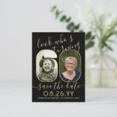 Kijk wie 60 verjaardagsfeestje bewaart de datum 2  aankondigingskaart (Staand voorkant)