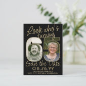 Kijk wie 65 verjaardagsfeestje bewaart de datum 2  aankondigingskaart (Staand voorkant)