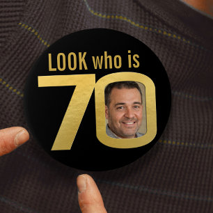 Kijk wie 70 is foto goud op zwarte verjaardag ronde button 7,6 cm