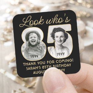 Kijk wie 85 is Verjaardagsfeest 2 foto zwart goud Vierkante Sticker