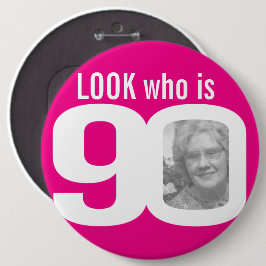 Kijk wie 90 is foto roze op wit ronde button 6,0 cm