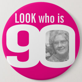 Kijk wie 90 is foto roze op wit ronde button 6,0 cm