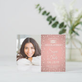 Kijk Wie Afstudeert 2 Foto Save the Date Pink Aankondigingskaart (Staand voorkant)