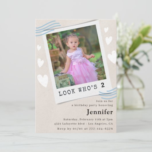 Kijk wie de uitnodigingen voor de tweede verjaarda (Staand voorkant)