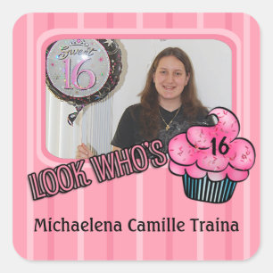 Kijk wie een roze gestreepte verjaardag heeft! vierkante sticker