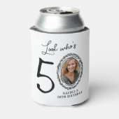 Kijk wie er vijftig is Foto 50e verjaardag Blikjeskoeler (Blikje Achterkant)