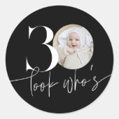 Kijk wie is 30 Moderne eenvoudige foto 30e verjaar Ronde Sticker (Voorkant)