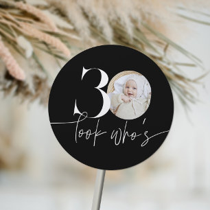 Kijk wie is 30 Moderne eenvoudige foto 30e verjaar Ronde Sticker