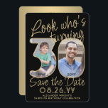 Kijk wie is 30 Zwart & Goud 2 Foto Verjaardagsfees Save The Date<br><div class="desc">Kijk eens wie er 30 wordt! Nodig familie en vrienden uit voor een aankomende 30e verjaardagsviering met aangepaste foto, sla de uitnodigingen voor het datumfeest op. Afbeeldingen en formuleringen over deze sjabloon zijn eenvoudig te personaliseren. (AFBEELDING PLACEMENT TIP: Een eenvoudige manier om een foto precies te positioneren hoe u wilt...</div>