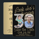 Kijk wie is 30 Zwart & Goud 2 Foto Verjaardagsfees Save The Date<br><div class="desc">Kijk eens wie er 30 wordt! Nodig familie en vrienden uit voor een aankomende 30e verjaardagsviering met aangepaste foto, sla de uitnodigingen voor het datumfeest op. Afbeeldingen en formuleringen over deze sjabloon zijn eenvoudig te personaliseren. (AFBEELDING PLACEMENT TIP: Een eenvoudige manier om een foto precies te positioneren hoe u wilt...</div>