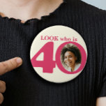Kijk wie is 40 foto leuk roze crème knop/badge ronde button 7,6 cm<br><div class="desc">Vier een 40e verjaardag met deze leuke look die 40 foto badge / knop is. Personaliseer deze leeftijdsbadge met een foto van het verjaardagsmeisje. Leuk idee om wat plezier toe te voegen aan een verjaardagsfeestje. Kan worden gebruikt om baby-foto's of andere leuke of gênante foto's te shows over je verjaardagsmeisjes...</div>