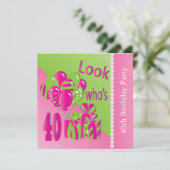 Kijk wie is 40 in roze - 40ste verjaardag uitnodig kaart (Staand voorkant)