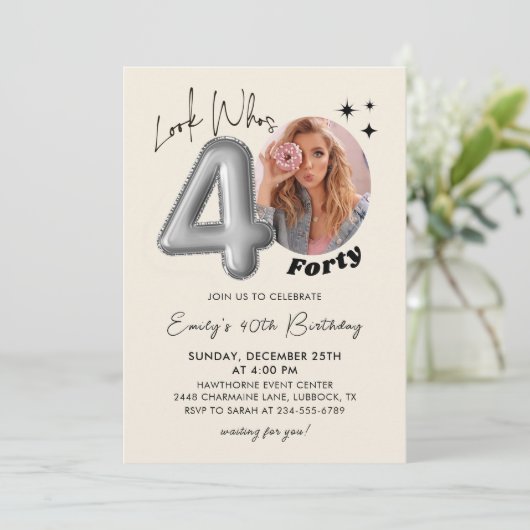 Kijk Wie is 40 Moderne 40e verjaardag Foto uitnodi Kaart (Staand voorkant)