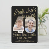 Kijk wie is 40 Zwart & Goud 2 Foto Verjaardagsfees Save The Date (Staand voorkant)