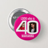 Kijk wie is 40ste verjaardag 2 foto's roze feest ronde button 5,7 cm (Voorkant /achterkant)