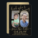 Kijk Wie is 50 Zwart & Goud Verjaardagsfeest 2 Fot Save The Date<br><div class="desc">Kijk eens wie er 50 wordt! Nodig familie en vrienden uit voor een aankomende 50ste verjaardagsviering met aangepaste foto, sla de uitnodigingen voor het datumfeest op. Afbeeldingen en formuleringen over deze sjabloon zijn eenvoudig te personaliseren. (AFBEELDING PLACEMENT TIP: Een eenvoudige manier om een foto precies te plaatsen hoe u wilt...</div>