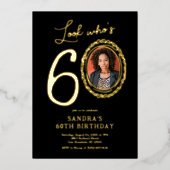 Kijk Wie is 60 foto volwassen verjaardag Folie Uitnodiging (Voorkant)