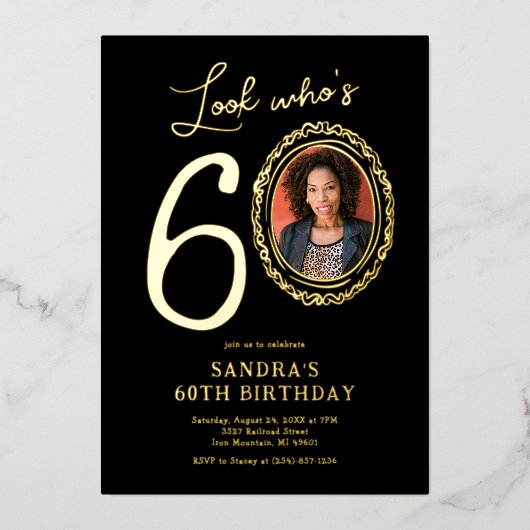 Kijk Wie is 60 foto volwassen verjaardag Folie Uitnodiging (Voorkant)