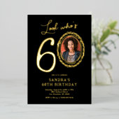 Kijk Wie is 60 foto volwassen verjaardag Folie Uitnodiging (Staand Voorkant)