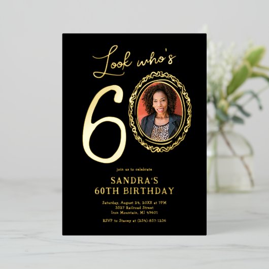 Kijk Wie is 60 foto volwassen verjaardag Folie Uitnodiging (Staand Voorkant)