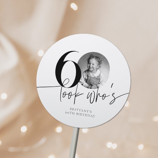 Kijk wie is 60 Grappige Foto Eenvoudige 60e Verjaa Ronde Sticker