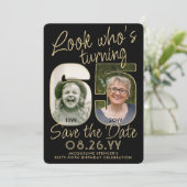 Kijk wie is 65 Zwart & Goud 2 Foto Verjaardagsfees Save The Date (Staand voorkant)