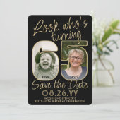 Kijk wie is 65 Zwart & Goud 2 Foto Verjaardagsfees Save The Date (Staand voorkant)