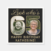 Kijk Wie is 65 Zwart & Goud Gelukkige Verjaardag 2 Servet (Voorkant)