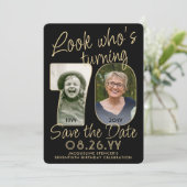 Kijk wie is 70 Zwart & Goud 2 Foto Verjaardagsfees Save The Date (Staand voorkant)