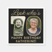 Kijk Wie is 70 Zwart & Goud Gelukkige Verjaardag 2 Servet (Voorkant)