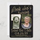 Kijk wie is 75 Zwart & Goud 2 Foto Verjaardagsfees Save The Date (Voorkant)