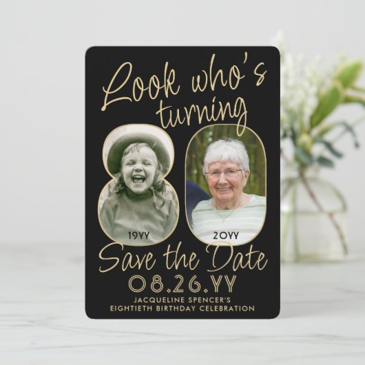 Kijk wie is 80 Zwart & Goud 2 Foto Verjaardagsfees Save The Date (Staand voorkant)