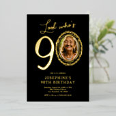 Kijk Wie is 90 foto volwassen verjaardag Folie Uitnodiging (Staand Voorkant)