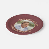 Kijk wie is gepensioneerd rood goud pensioen parti papieren bordje (Gekanteld)