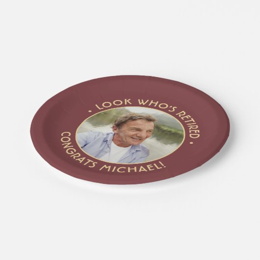 Kijk wie is gepensioneerd rood goud pensioen parti papieren bordje (Gekanteld)