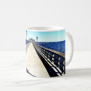 Kijken naar beneden de pier koffiemok