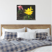 Kijken naar bloemen canvas afdruk (Insitu (Slaapkamer))