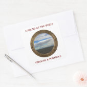 Kijken naar de wereld door een Porthole afbeelding Vierkante Sticker (Envelop)