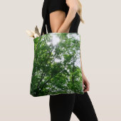 Kijkend omhoog naar de Bomen van de Zomer Tote Bag (Dichtbij)