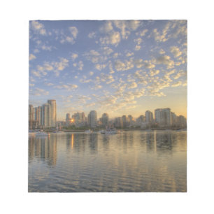 Kijkend over False Creek naar de skyline van Notitieblok