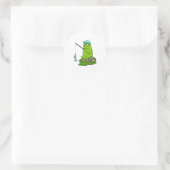 Kikker als Fisher met Geviste staaf en vis Ronde Sticker (Tas)