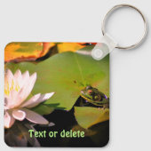 Kikker die Lotus Water Lily op maat toedient Sleutelhanger (Achterkant)