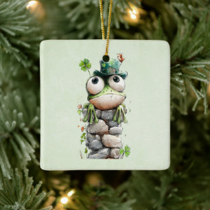 Kikker met groene hoed en klavertje vier schattig keramisch ornament