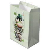 Kikker met groene hoed en klavertje vier Schattig Medium Cadeauzakje (Achterkant Gekanteld)