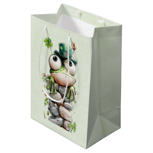 Kikker met groene hoed en klavertje vier Schattig Medium Cadeauzakje (Voorkant Gekanteld)